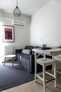 un soggiorno con un divano e un tavolo di The Corner Suite in Historical Center a Salonicco