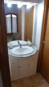łazienka z umywalką i dużym lustrem w obiekcie APARTAMENT CAN MINGU 1er pis w mieście Besalú