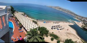 una vista aérea de una playa con un hotel en Hotel Dodona, en Sarandë