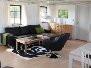 Three-Bedroom Holiday home in Blåvand 42にあるシーティングエリア