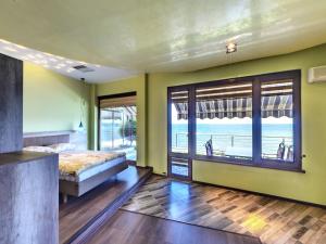 a bedroom with a bed and a view of the ocean at Hotel Continental in Kiten +41 photos