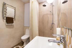 Ein Badezimmer in der Unterkunft New 2 bedrooms apartment in the city center!