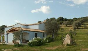 uma casa branca no meio de um campo em Agriturismo Camboni em Annunziata