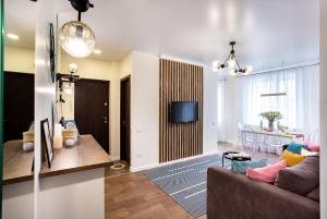 - un salon avec un canapé et une salle à manger dans l'établissement New 2 bedrooms apartment in the city center!, à Mykolaïv