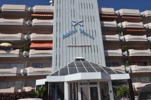 Un edificio alto con un reloj a un lado. en Apartment La Paz II en Puerto de la Cruz