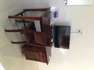 a wooden book shelf in a corner of a room at khách sạn Ngân Hà in Tuy Hoa