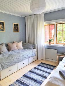Llit o llits en una habitació de Guesthouse at Isola Gård on the middle of Öland