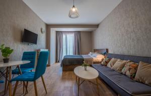 una habitación de hotel con un sofá y una cama en New Gudauri, Red Co. Loft 2., en Gudauri