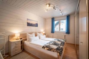 サンクト・ジョアン・イン・チロルにあるExklusiv Apartment Hoferの小さなベッドルーム(ベッド1台、窓付)