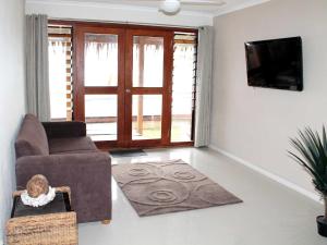 TV a/nebo společenská místnost v ubytování Vanuatu Beachfront Apartments