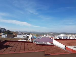 Blick auf eine Stadt vom Dach eines Gebäudes in der Unterkunft Corazón de Aguilar in Aguilar de la Frontera