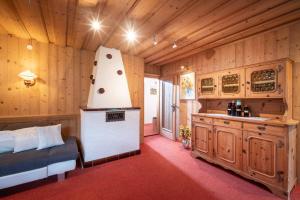 een keuken met een bed en een wastafel in een kamer bij Exclusive Appartement Chalet in Sankt Johann in Tirol