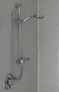 Kylpyhuone majoituspaikassa Almond Court Motel