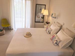 Postel nebo postele na pokoji v ubytování NIKOLETA'S CORFU APARTMENTS