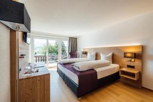 弗利姆斯贝尔维尤餐厅酒店的带床和阳台的酒店房间