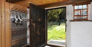 ホルツガウにあるFerienhaus Wellaの庭の景色を望む開放的なドア