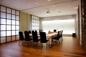 une salle de conférence avec une grande table et des chaises dans l'établissement Nova Park Conference, à Knivsta