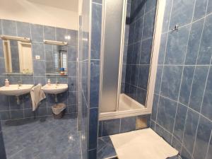 Ένα μπάνιο στο Spacious 140m2 Downtown 3 Bedroom Apartment +31 φωτογραφίες