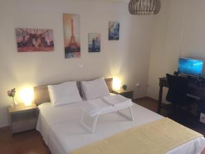 Posteľ alebo postele v izbe v ubytovaní Thiseio Big Apartment