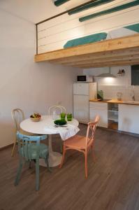 a kitchen and dining room with a table and chairs at Portolà, 1 apartament in Balaguer