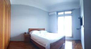 En eller flere senger på et rom på JiuZhiAn Apartment