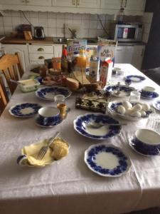 une table avec des plaques bleues et blanches et des œufs dessus dans l'établissement Grindhammaren B&B, à Ramsberg