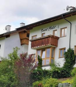 ein Gebäude mit Balkon darüber in der Unterkunft Smart Chalet Ladis in Ladis