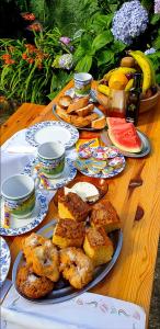 uma mesa coberta com pratos de alimentos e frutas em La Casona de Faedo Pensión em Faedo