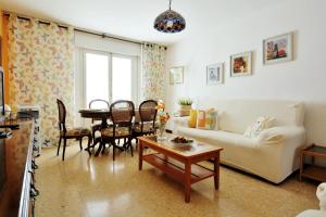 een woonkamer met een bank en een tafel bij TorreNueva in Zaragoza
