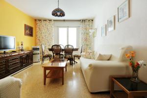 een woonkamer met een bank en een tafel bij TorreNueva in Zaragoza