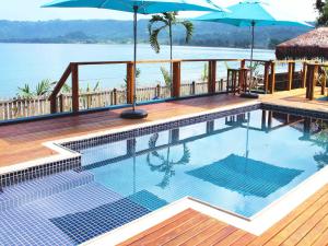Bazén v ubytování Vanuatu Beachfront Apartments nebo v jeho okolí