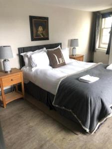 A bed or beds in a room at Linden House Stansted 