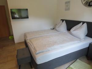 A bed or beds in a room at Ferienwohnungen Fritz