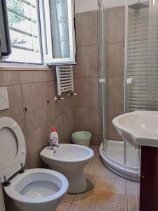 ein Bad mit einem WC, einem Waschbecken und einer Dusche in der Unterkunft Piazzadarmi 252 in Ancona
