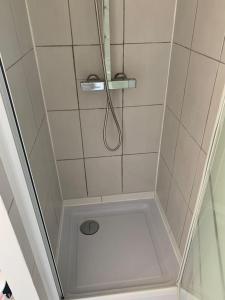 een douche met een douchekop in de badkamer bij Le Caly - 2mn gare SNCF, hyper centre, WIFI-NETFLIX in Niort
