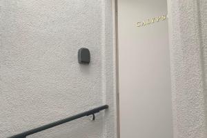 een witte deur met een zwarte hendel naast een trap bij Le Caly - 2mn gare SNCF, hyper centre, WIFI-NETFLIX in Niort