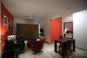 Svetainės erdvė apgyvendinimo įstaigoje Landmark Suites Bollywood design Hotel