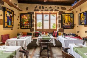 un restaurante con dos mesas con manteles blancos en La Casona de Yaiza en Yaiza
