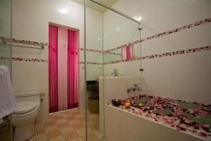 花蓮市にあるSweet Rainbow B&Bのバスルーム(ガラス張りのシャワー、トイレ付)