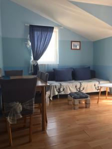 sala de estar con paredes azules, mesa y sofá en Apartments Villa Dalmatina, en Vodice