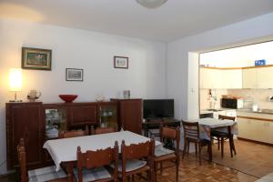 Kuchyňa alebo kuchynka v ubytovaní Seaside Apartment Tisno