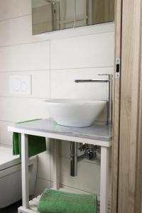 baño con lavabo blanco en la encimera en Residence Belvedere, en Barcis