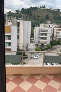 einen Balkon mit einem Auto auf einem Parkplatz in der Unterkunft Center Apartment in Vlorë