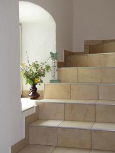 a set of stairs with a vase with flowers at Beim Wegmacher in Rennertshofen