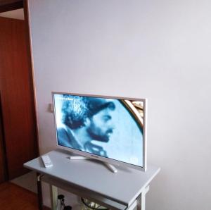カニコにあるFalesia Apartment - Reis Magos Beachの薄型テレビ