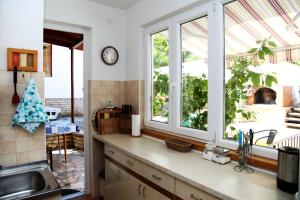 Kuchyňa alebo kuchynka v ubytovaní Seaside Apartment Tisno