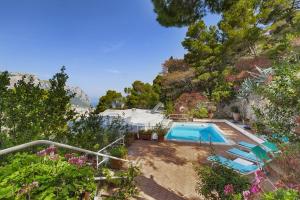 Θέα της πισίνας από το Amore Rentals - Villa Polifemo ή από εκεί κοντά
