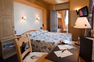 Postel nebo postele na pokoji v ubytování Logis Hotel & Spa Beau-Site