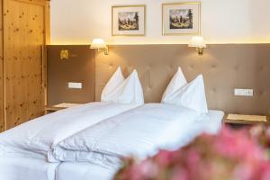 Postel nebo postele na pokoji v ubytování Hotel Sonnenheim