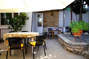 Patio alebo iná vonkajšia časť ubytovania Seaside Apartment Tisno